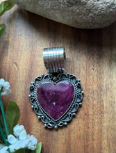 Load image into Gallery viewer, Native American Navajo Sterling Silver Purple Spiny Oyster Heart Pendant CY