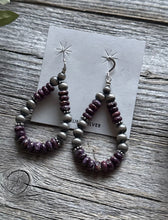 Load image into Gallery viewer, Sterling Silver Purple Spiny Oyster W Pearls Bead Loop Earrings.