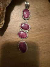 Load image into Gallery viewer, Navajo sterling silver purple spiny oyster pendant