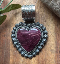Load image into Gallery viewer, Native American Navajo Sterling Silver Purple Spiny Oyster Heart Pendant CY