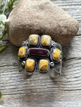 Load image into Gallery viewer, Navajo Sterling Silver Bumblebee Jasper Purple Spiny Oyster Cuff Bracelet. KY