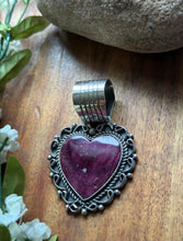 Load image into Gallery viewer, Native American Navajo Sterling Silver Purple Spiny Oyster Heart Pendant CY