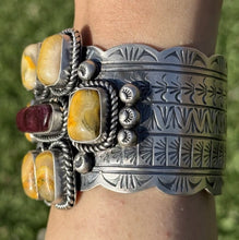 Load image into Gallery viewer, Navajo Sterling Silver Bumblebee Jasper Purple Spiny Oyster Cuff Bracelet. KY