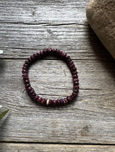 Load image into Gallery viewer, Purple Spiny Oyster Shell 7 Inch Stretch Bead Bracelet Gift
