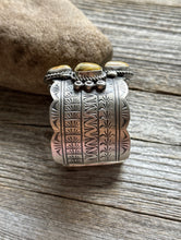 Load image into Gallery viewer, Navajo Sterling Silver Bumblebee Jasper Purple Spiny Oyster Cuff Bracelet. KY