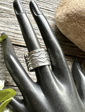 Load image into Gallery viewer, Sunshine Reeves 925 Sterling Silver Stamped Band Ring. Navajo Size 7.5 Handmade