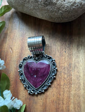 Load image into Gallery viewer, Native American Navajo Sterling Silver Purple Spiny Oyster Heart Pendant CY