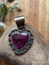 Load image into Gallery viewer, Native American Navajo Sterling Silver Purple Spiny Oyster Heart Pendant CY