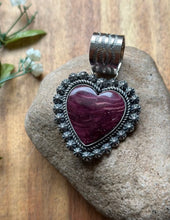 Load image into Gallery viewer, Native American Navajo Sterling Silver Purple Spiny Oyster Heart Pendant CY