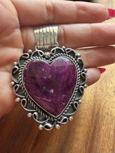 Load image into Gallery viewer, Navajo sterling silver purple spiny oyster heart pendant