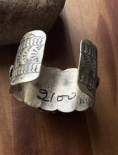 Load image into Gallery viewer, Navajo Sterling Silver Purple Spiny Oyster Turquoise Cluster Cuff Bracelet RY