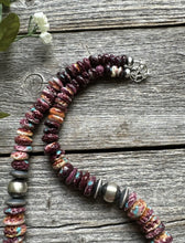 Load image into Gallery viewer, Sterling Silver Graduated Purple Spiny Oyster with Pearls Bead Necklace. 18 inch