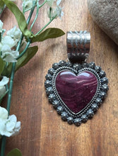 Load image into Gallery viewer, Native American Navajo Sterling Silver Purple Spiny Oyster Heart Pendant CY