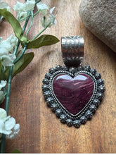 Load image into Gallery viewer, Native American Navajo Sterling Silver Purple Spiny Oyster Heart Pendant CY