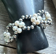 Load image into Gallery viewer, Floral Sterling Silver Freshwater Pearls Bead Bracelet. 7 Inch