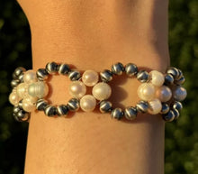 Load image into Gallery viewer, Floral Sterling Silver Freshwater Pearls Bead Bracelet. 7 Inch