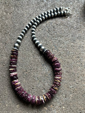 Load image into Gallery viewer, Sterling Silver Purple Spiny Oyster with Pearls Bead Necklace. 18 inch