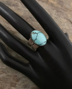 Vintage Old Pawn Sterling Silver Turquoise Ring. Size 7.5